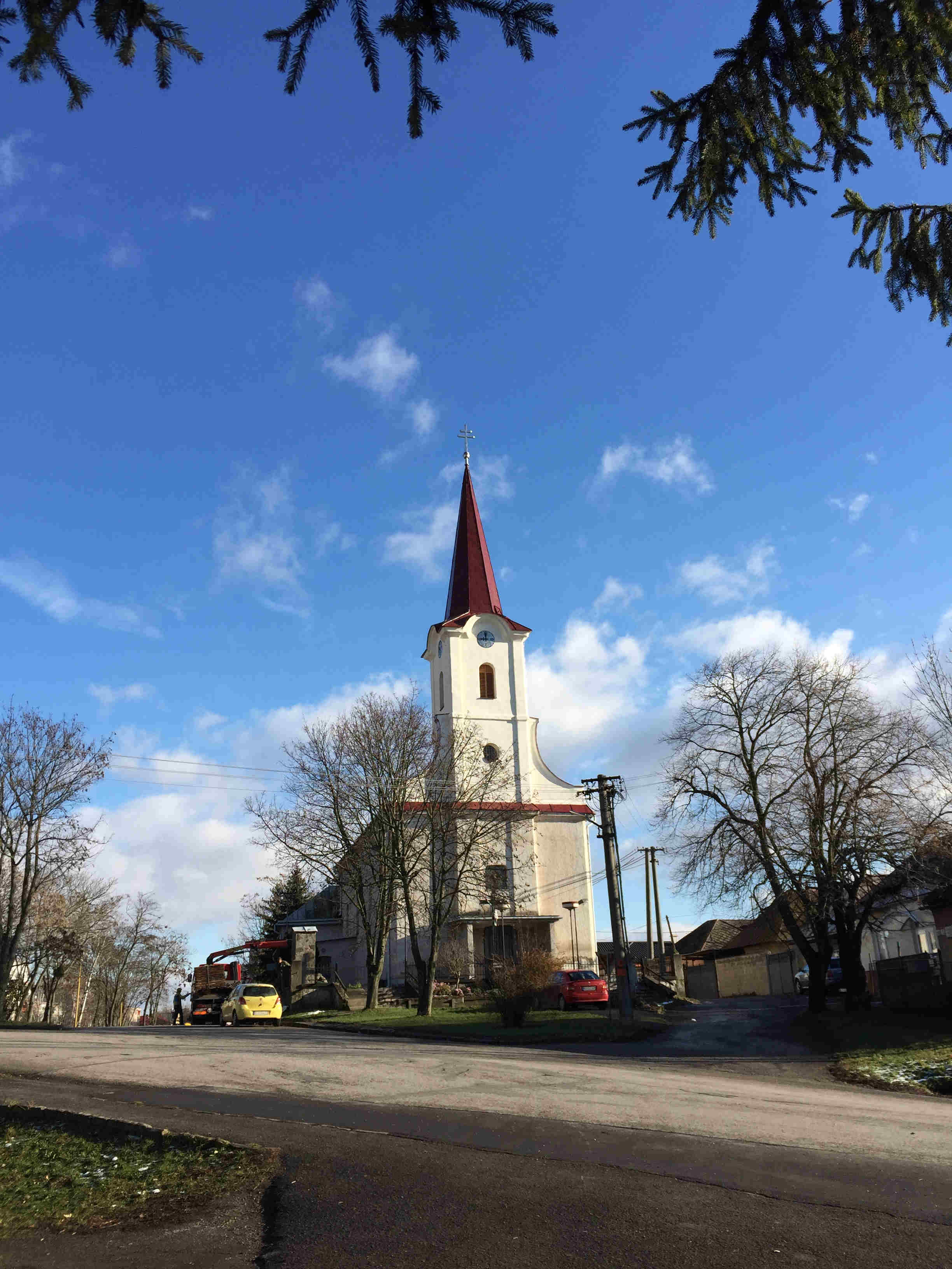 VEĽKÉ KAPUŠANY – Kostol  sv. Šimona a Júdu; Strecha veže a fasáda